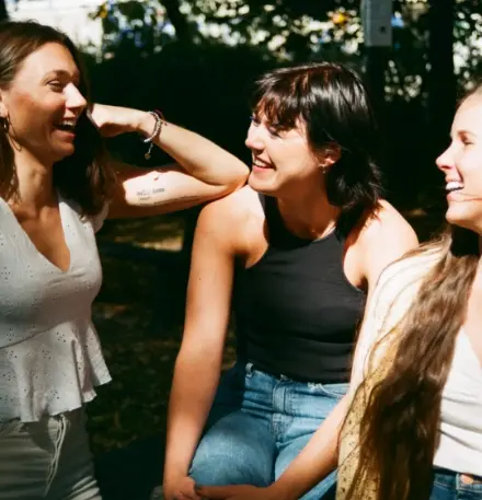 tre skrattande tjejer